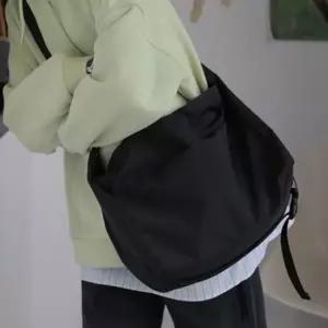 (색상 블랙)드로스트링 셰입 포켓 디테일 미니 버킷백 5FWY