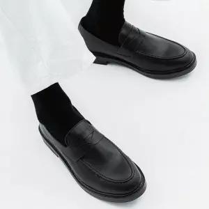 비에스큐티바이클래시 b2411 레니에 펀칭 페니 로퍼 - BLACK 748519