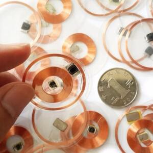 IC + ID 듀얼 칩 125KHz 13.56MHz 주파수 T5577 재기록 가능 변경 쓰기 Transparante 키 태그 Keyfobs 카드
