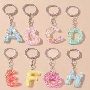 다채로운 아크릴 반짝이 알파벳 키 체인 26 이니셜 A-Z 편지 열쇠 고리 펜던트 여자 가방 매력 DIY 쥬얼리