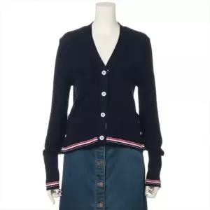 톰브라운 MUST IT_THOM BROWNE 클래식 코튼 브이넥 카디건 FKC641A Y3030 415)