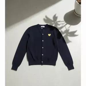 꼼데가르송 26SS 골드하트 와펜 울 가디건 AX N049 051 2