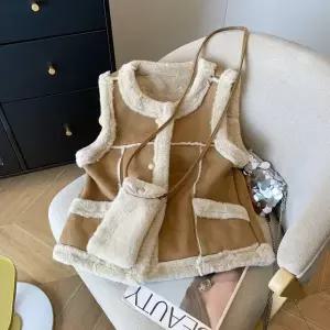 테라 골드버튼 무스탕 퍼 베스트 C25DVE055