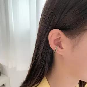 [옷자락]선물용 아크릴 금장 라인 이어커프 귀찌