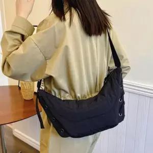 여성 숄더 나일론 패딩 백 데일리 대학생 가방 블랙 숄더백 반달 여자 휘뚜루마뚜루