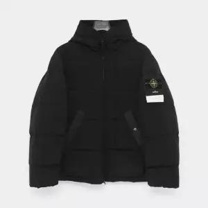 스톤아일랜드 26FW 와펜로고 나일론 에코닐 후드 패딩 남성 자켓 L2S154100019 S0019 V0029
