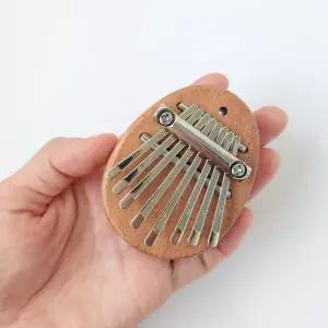 휴대용 초미니 칼림바 타원형 미니악기 클래식기타 우드 7cm snB3DB5 단일상품 음악학원
