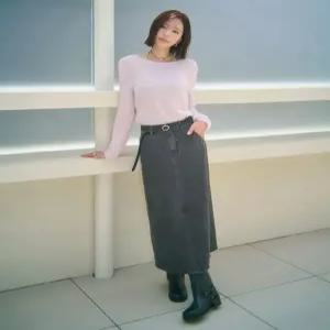 [백화점출고] 더엣지 THEATG 26FW 커브드 데님 스커트 스웨이드 벨트