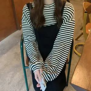 하프코트 루즈핏 여리여리한 느낌 적당두께 스트라이프 니트