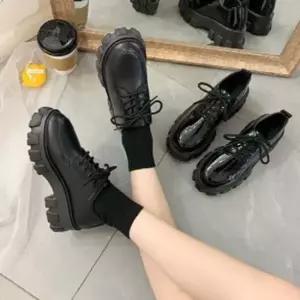 로퍼 여성 블랙 뮤유광 키높이 로퍼 애나멜 구두 굽높이5.5