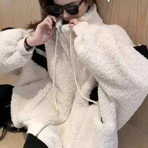 루즈핏 무드를 연출하는 스타일리시한 포근한 양털 자켓 뽀글이 소재로 따뜻하면서도 점퍼 양털 오버핏