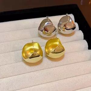 [옷자락]선물용 패션 빅 볼드 귀걸이 2color