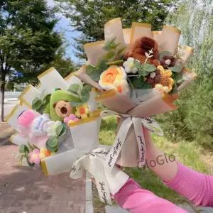 봉제인형과 코바늘로 만든 장미와 해바라기 꽃다발 부드러운 크리스마스 졸업 생일 선물