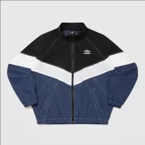 엄브로 크리스피 타슬란 긴팔 바람막이 자켓 / true navy UR324CJK91