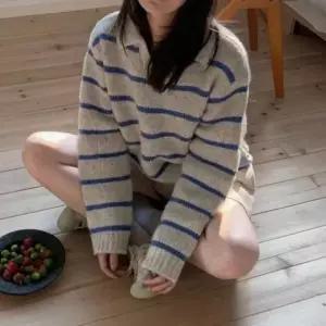 카라니트 여성 모던 오픈 카라넥 스트라이프 긴팔 니트 스웨터