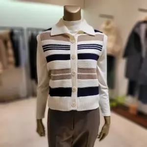 DI81480_가로 컬러 스트라이프 카라 단추베스트