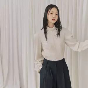 긴팔 퍼프 뒷리본 블라우스 AR3WB868