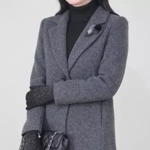애비뉴투지 엄마옷 울 모 테일러 카라 브로치 원 버튼 정장 하프 코트 J01525