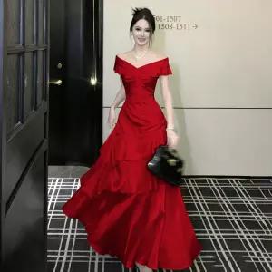 띠엔다 여성 윈드 블랙 일자 숄더 드레스 프렌치 새틴 프릴 원피스 파티 ADOR