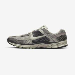 [국내정품] NIKE SNKRS 나이키 운동화 줌 보메로 5 우먼스 - 코블스톤 미디엄 애쉬 FB8825-001 매장판