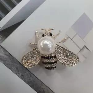 Bee 큐빅 브로치 옷핀