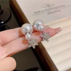 포인트 여자 데이트룩 연말 파티 진주 눈꽃 귀걸이 포인트 아이템