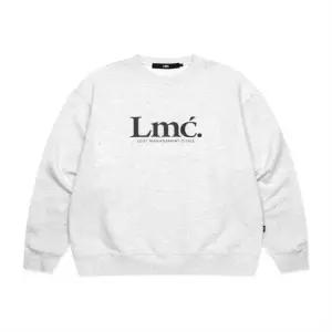 엘엠씨 SERIF LOGO SWEATSHIRT light heather gray