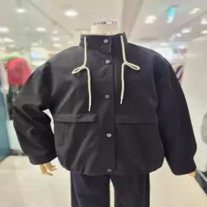 밸리걸 세이브존01 배색 안감 스트링 디테일 하이넥 루즈핏 점퍼 513490 (53044239)