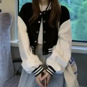 미니멀 여자 봄 가을 간절기 세미크롭 배색 야구점퍼 옷자락 포인트