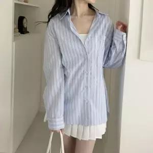 미니멀 여자 봄여름 간절기 루즈핏 스트라이프 셔츠 옷자락 코디