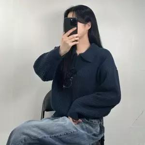 [라일리] Rly 하찌 지퍼 반집업 카라 니트 맨투맨 오버핏
