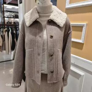 [BCBG]겨울25 양털 카라 숏 코트 A5WAH829