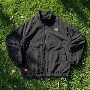 [엄브로]O 클래식 패딩 봄버 UQ321CPJ92BLK