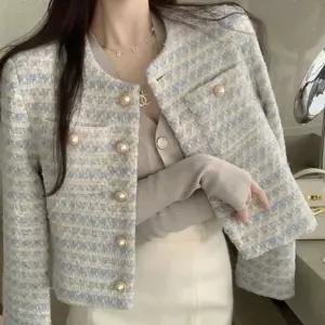 진주단추 노카라 트위드 자켓 간절기 숏