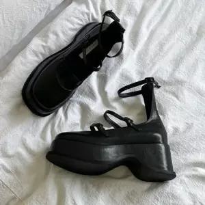 스트랩 버클 플랫폼 구조 볼드 아웃솔 가보시힐 메리제인 통굽 샌들 6SS 가보시힐
