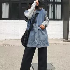 레이어드 진조끼 오버사이즈 디자인으로 캐주얼하고 트렌디한 무드를 연출하는 데님 베스트