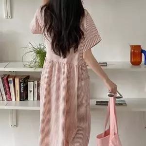 패션 여자 클래식 줄지 카라넥 단추 핀턱 반팔 롱_26922709_597559