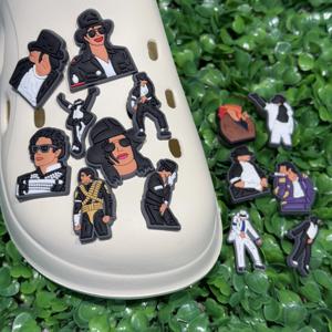 뜨거운 판매 14Pcs 유명한 가수 PVC 신발 매력 장식 Moonwalk 댄스 샌들 버클 맞는 멋진 남자 휴일 선물