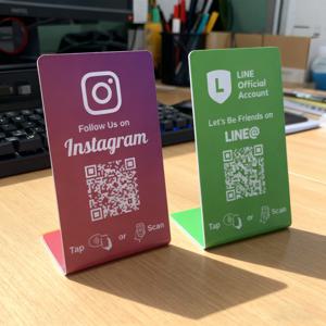 NFC 215는 인스타그램, 페이스북 NFC 스테이션 테이블에 프로그래밍 가능하며, 13.56Mhz QR 코드는 스탠딩 카드 연결을 위해 독립적으로 설정할 수 있습니다.