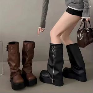 2026 트렌드 와이드 롱 라이더 부츠 - 두꺼운 굽 내부 키높이, 사이드 지퍼, 벨트 버클, 슬라우치 디자인