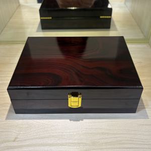 고급 광택 래커칠된 나무 소재 벨트 보관함, 프리미엄 선물 포장, 보석 및 액세서리 다용도 보관함, 안전 잠금 기능 포함