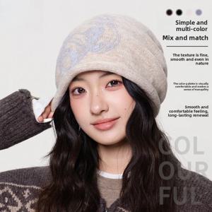 곱슬거리는 니트 모자, 머리 둘레가 큰 사람에게 어울림, 얼굴이 작아 보이는 효과, 뛰어난 신축성을 가진 풀오버 스타일 모자, 따뜻하게 귀를 보호해 주는 모자, 울 소재 모자, 겹쳐 쓰는 모자