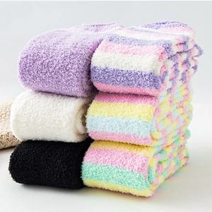 부드럽고 따뜻한 줄무늬 스타킹 코랄 벨벳 편안한 오버 니 삭스 롱 튜브 코지 라이닝 테리 삭스 겨울용