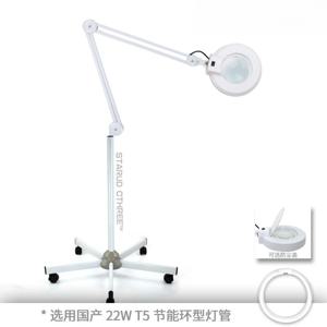바닥에 세워 사용하는 LED 확대경 조명, 5개의 바퀴가 달린 이동식 받침대와 각도 조절이 가능한 암이 있어 미용실에서 피부 검사를 할 때 사용하기에 적합합니다.
