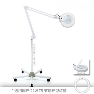 바닥에 세워 사용하는 LED 확대경 조명, 5개의 바퀴가 달린 이동식 받침대와 각도 조절이 가능한 암이 있어 미용실에서 피부 검사를 할 때 사용하기에 적합합니다.