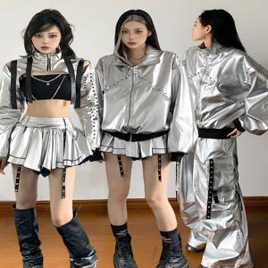 모던댄스 연습복 실버 긴팔 숏자켓과 유틸리티 팬츠 힙합 스타일 여성 패션 세트 무대 공연 의상