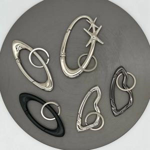 Y2K 펑크 스타 타원형 필수 아이콘 Carabiner 키 체인 도끼 모양의 등산 자동차 열쇠 고리 고딕 배낭 장식 한국 패션