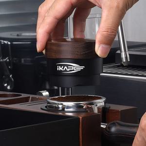 IKAPE 에스프레소 우드 그라비티 디스트리뷰터, 51/54/58mm 포타필터에 적합, 티타늄 PVD 코팅 베이스가 있는 커피 월넛 디스트리뷰터