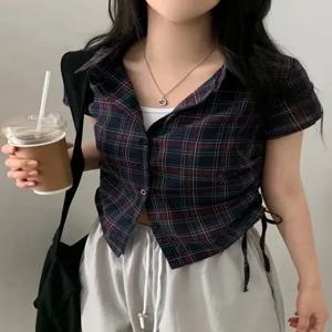 시크한 여름 빈티지 스타일의 다용도 턴다운 칼라, 작은 버튼, 사이드 개더 디자인, 짧은 체크무늬 셔츠, 여성용 상의, 출퇴근 스타일, 슬림핏, 반팔, 폴로 칼라, 버튼업