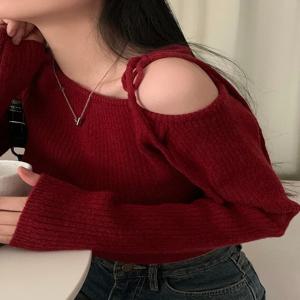 레드 오프숄더 벨티드 스웨터 여성 디자인 센세이션 니치 하이엔드 느낌 탑 동대문 가을 겨울 신상품